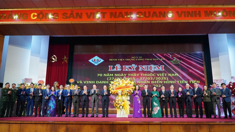 benh vien trung uong thai nguyen   pho chu tich nuoc vo thi anh xuan du le ky niem 70 nam ngay thay thuoc viet nam